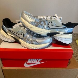 Woman’s Nike V2K Run